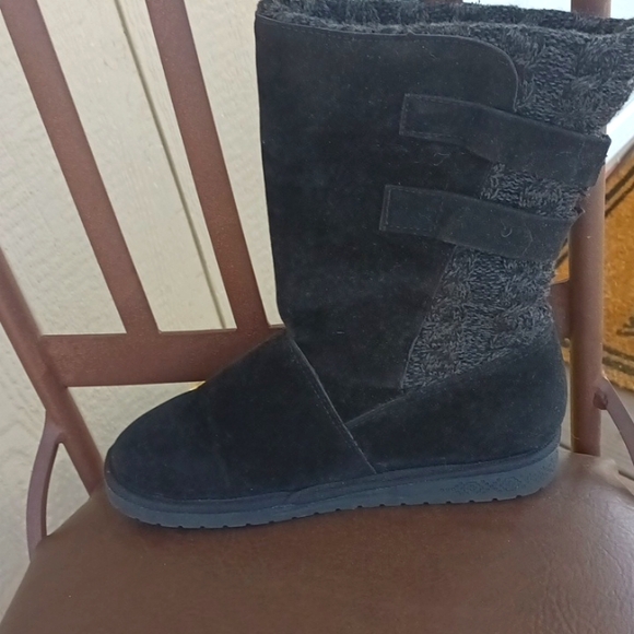 Mukluks in Great Used Condition Black Suede Boots - Picture 4 of 8